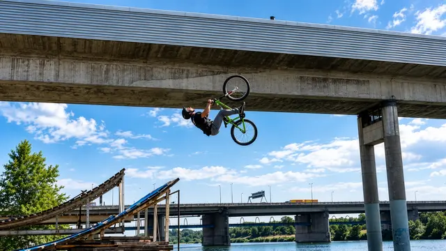 Ilija Adolf in Action: Mit seinem Dirtbike fuhr der 21-jährige Penzinger per Backflip über die Schisprungschanze in Kaisermühlen. | Foto: Typical Bikers