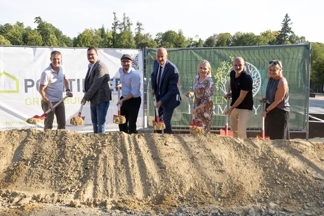 Sozial-Landesrat Dr. Christian Dörfel (m.) gemeinsam mit den Landtagsabgeordneten Astrid Zehetmair (3.v.r.) und Thomas Antlinger (2.v.l.) sowie dem Bürgermeister Dietmar Groiss (3.v.l.) und dem Geschäftsführer von Green Harmony Mag. Andreas Hammer (2.v.r.) | Foto: Land OÖ/Krenn