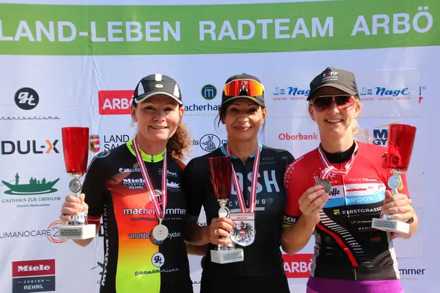 Cecilia Kraut mit der zweitplatzierten Brigitte Stubner und der drittplatzierten Brigitte Pfeiffenberger. | Foto: Anita Kraibacher