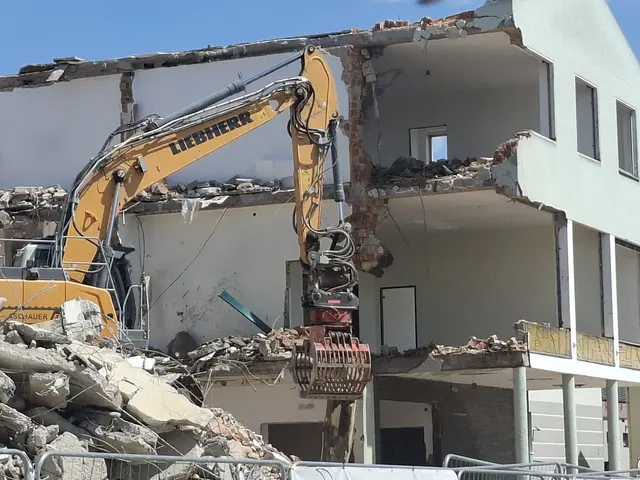Nach knapp 60 Jahren hat das Gemeindehaus in Pabneukirchen mit Gemeindeamt, Polizeistation, Wohnungen, Heimatstube, Büro für Wassergenossenschaft und mit einem Frisiersalon (ehemals Postamt) ausgedient.   | Foto: Zinterhof