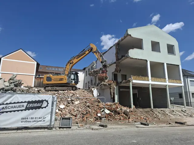 Nach knapp 60 Jahren hat das Gemeindehaus in Pabneukirchen mit Gemeindeamt, Polizeistation, Wohnungen, Heimatstube, Büro für Wassergenossenschaft und mit einem Frisiersalon (ehemals Postamt) ausgedient.   | Foto: Zinterhof