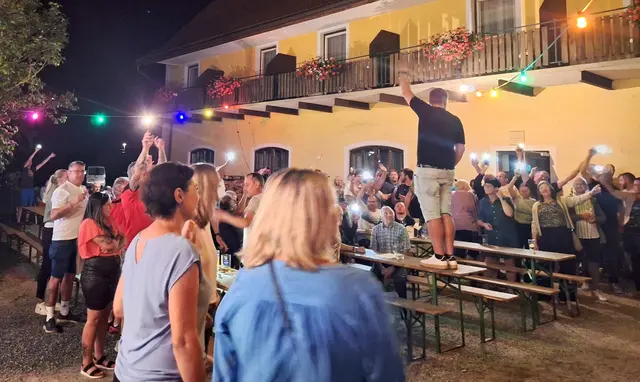Ausgelassene Stimmung herrschte beim Sommerkonzert in Ratten: Zahlreiche Gäste tanzten, sangen und klatschten zu den bekannten Hits und genossen gemeinsam einen stimmungsvollen Sommerabend. | Foto: Kulturforum Ratten