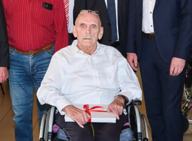 Franz Laferl war 25 Jahre lang Bürgermeister von Weikersdorf. Dieses Bild wurde 2024 gemacht, als er sich bereits in einem Pflegeheim befand. | Foto: Gemeinde Weikersdorf