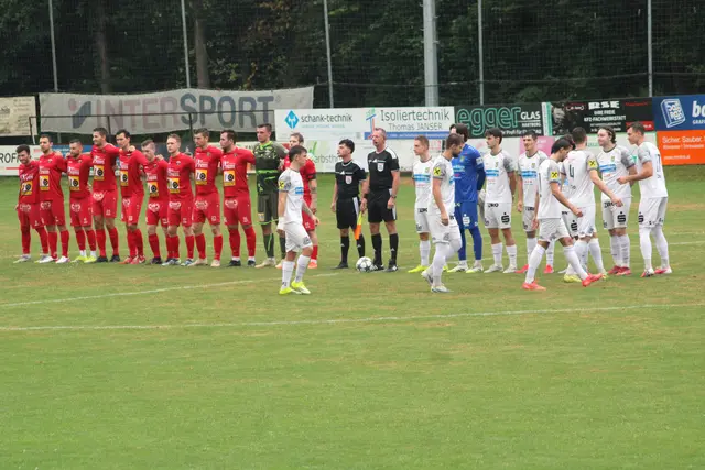 Dietersdorf (hier in den roten Dressen) lief im Steierercup zu Hause im Safenstadion in ein 0:14 Debakel gegen den SC BauerBikes Weiz. | Foto: Josef Hofmüller