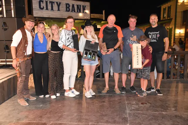 Die Gewinnerinnen und Gewinner der Villa Sandi/Mirtillo-Verlosung mit Clemens Brugner (r.), Sascha Wurglits und den Glücksengerln Helena und Lisa. | Foto: MeinBezirk/Michael Strini