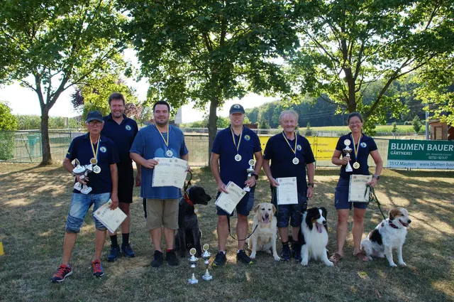 Fritz Bitto, Obmann Franz Hofmann, Karl Schütz mit Faust, Matthias Jascha mit Nala, Karl Loitfelder mit Chester und Julia Speiser mit Ludwig. | Foto: 1. NÖ Hundesportschule