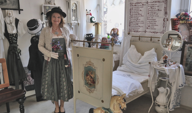 Sabine Krump-Hehenberger freut sich über das historische Kinderbett. | Foto: Krump-Hehenberger