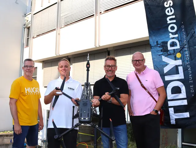 V.l.n.r. Hermann Paier, Valentin Baur, Thomas Schneeberger und Robert Slamanig bei der Fensterreinigung mittels Drohne am Schulstandort St. Ruprecht. | Foto: StadtKommunikation/Buchner
