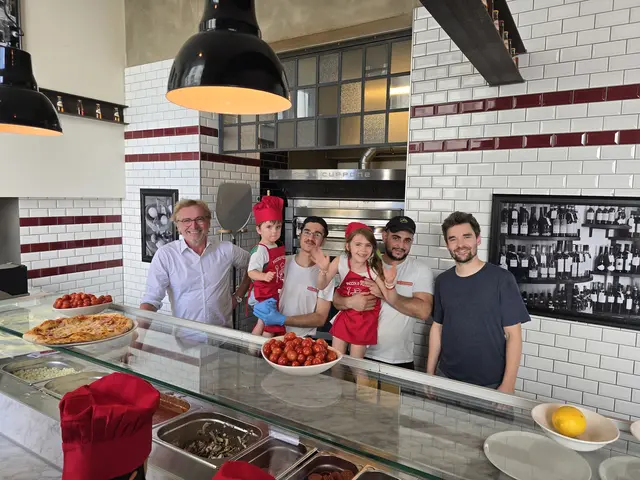Die jungen Pizzabäckerinnen und Pizzabäcker waren sichtlich begeistert.
 | Foto: Sebastian Berger/BV8