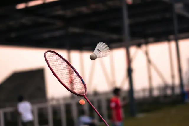 Was das Spiel so besonders macht ist das beinahe unberechenbare Flugverhalten des Balles. | Foto: unsplash / Mohammad Rahman