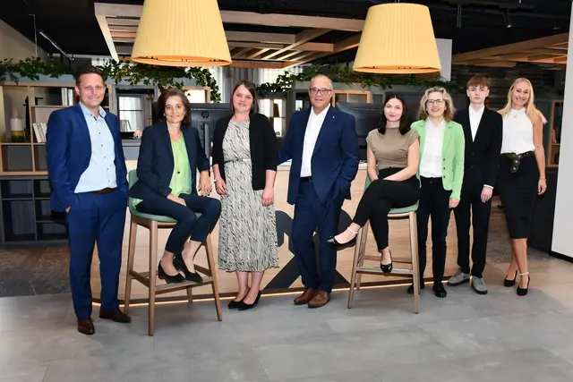Das Team um Bankstellenleiter Daniel Brandl (4. v. links) freut sich, die Kundinnen und Kunden in der neu gestalteten Bankstelle in Andorf willkommen zu heißen. | Foto: Fotos: Raiffeisenbank Region Schärding