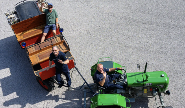 Der ehemalige Bürgermeister von Grünbach, Erwin Chalupar, lenkt den Traktor ins Feuerwehrmuseum OÖ. | Foto: Fotokerschi/Bernadette Kerschbaummayr