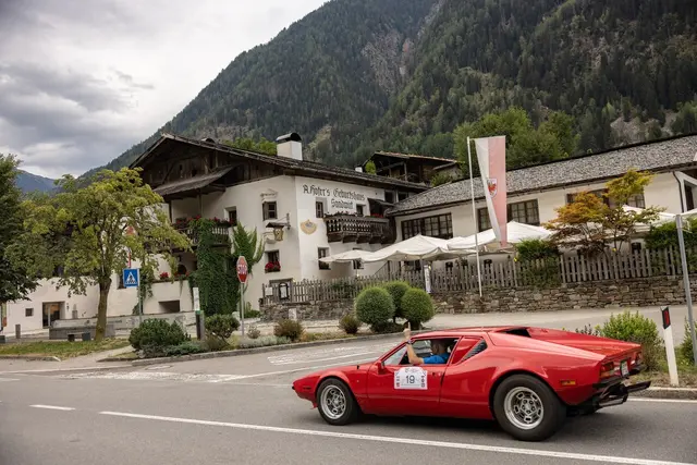 Trotz voller Konzentration auf die Strecke darf ein Blick zum Geburtshaus des Tiroler Freiheitshelden Andreas Hofer nicht fehlen. Das Gasthaus zum Sandwirt im Passeiertal ist Anziehungspunkt und Rastplatz für Urlauber und Ralleypiloten. | Foto: Lorenzi