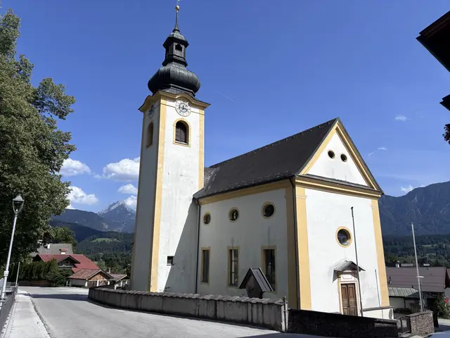 Unterlangkampfens Pfarrkirche soll einen neuen Vorplatz erhalten.  | Foto: Barbara Fluckinger
