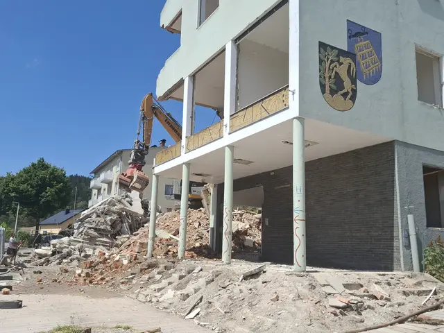 Nach knapp 60 Jahren hat das Gemeindehaus in Pabneukirchen mit Gemeindeamt, Polizeistation, Wohnungen, Heimatstube, Büro für Wassergenossenschaft und mit einem Frisiersalon (ehemals Postamt) ausgedient.   | Foto: Zinterhof