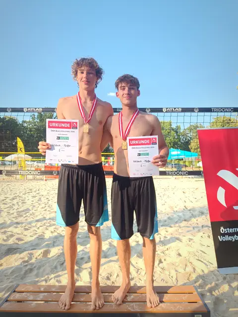 Beim U19-Turnier präsentierten sich Moritz Katzbeck (li.) in Hochform und kürten sich unter dem Jubel vieler Zaungäste gemeinsam mit seinem Partner Sebastian Pfeffer (re.) zum Österreichischen Meister. Pfeffer spielt ab Herbst in den USA. | Foto: Volleyballverein Frauenkirchen