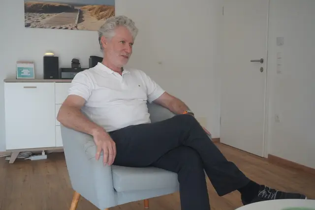 Hilmar J. Grutschnig erklärt, wie Hypnose beim Lernen, bei Prüfungen und Präsentationen unterstützen kann.  | Foto: Jennifer Flechl / MeinBezirk