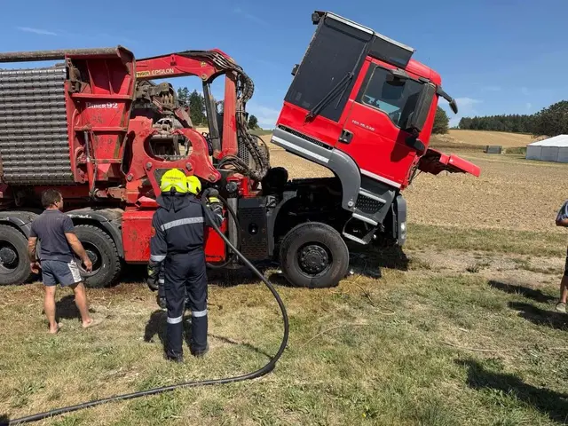 Die Arbeitsmaschine begann zu brennen. | Foto: FF Vitis