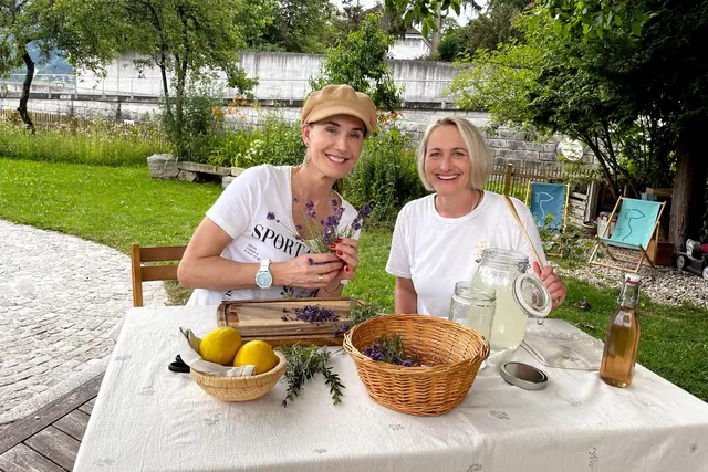 Maggie Entenfellner und Melanie Janz beim Herstellen eines Lavendel-Rosmarin-Sirups. | Foto: ORF/Ab Hof TV Produktion