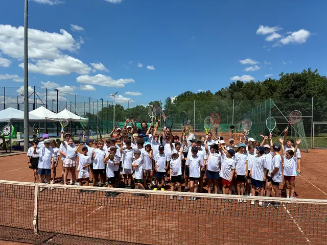 Das Racket schwingen in Hausleiten ist es nicht allein: Auch Fußball-Dart, Wuzzler-Turnier, Schach oder "Vier gewinnt" wurden beim Tenniscamp geboten.  | Foto: z. V. g. 