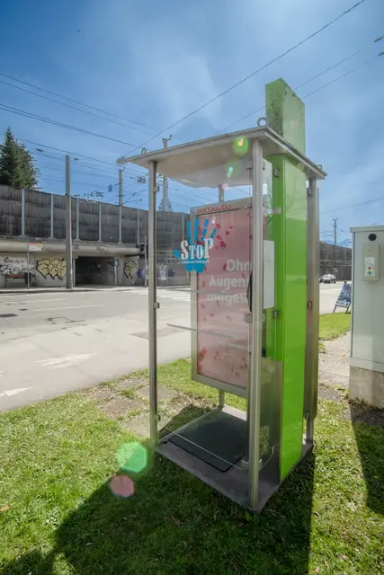 Das Gewaltpräventionsprojekt "StoP - Stattteile ohne Partnergewalt" wächst: hier ein Foto aus Aigen &amp; Parsch von einer auffällig gestalteten Telefonzelle. | Foto: Stadt Salzburg/Rocio Escabosa