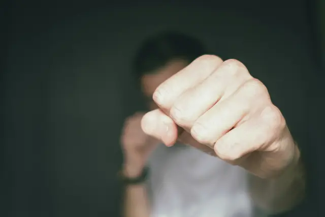 Einen intellektuell beeinträchtigten Jugendlichen schlug der Angeklagte zu Boden. | Foto: unsplash / Dan Burton