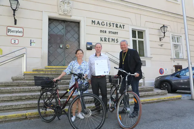 Freuen sich über den Österreichischen Mobilitätswochenpreis 2025 für die Stadt Krems: Umwelt- und Mobilitätsstadträtin Alexandra Ambrosch, Fuß- und Radverkehrsbeauftragter Gemeinderat Ronny Weßling sowie Bürgermeister Peter Molnar. | Foto: Stadt Krems