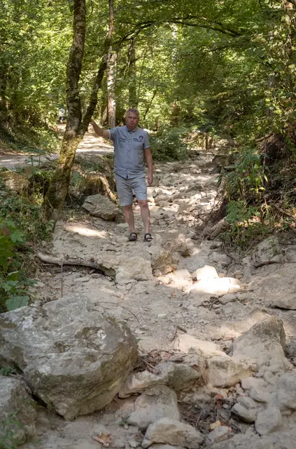Roland Reiter in der knochentrockenen Johannesbachklamm, wo gewöhnlich der Johannesbach fließt. | Foto: Santrucek