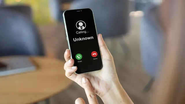 Vorsicht bei unbekannten Anrufern. (Symbolfoto) | Foto: stock.adobe.com/at/Thawatchai Images