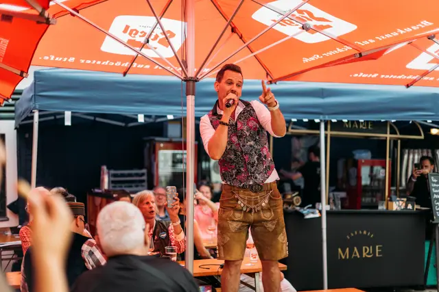 Schlagerstar Johann Rosenhammer soll wieder für Stimmung sorgen.  | Foto: Queer Moments