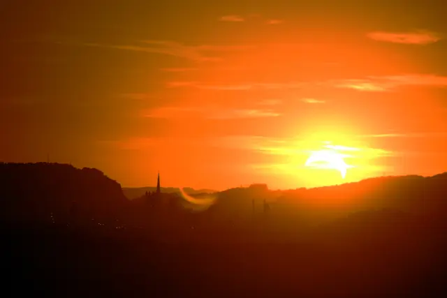 Kurz vor dem Abtauchen hinter den Pöstlingberg färbt sich der Himmel in tiefes Orange | Foto: Eckhart Herbe