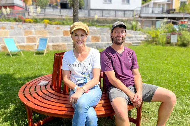 Maggie Entenfellner und David Janz. Der Stadtgarten Grein wurde in einem Gemeinschaftsprojekt mit einem Team aus Freiwilligen und Mitgliedern des Vereins „Stadt Land Fluss“ geschaffen. | Foto: ORF/Ab Hof TV Produktion