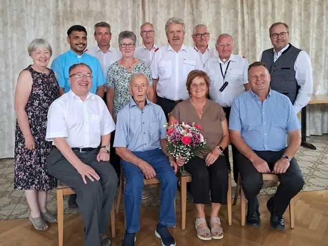 Glückwünsche zum 80. Geburtstag in Wang: Jubilar Johann Schobersberger (2.v.l., v.) mit seinen Gratulanten  | Foto: Marktgemeinde Wang