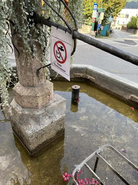 Aus den Zirler Brunnen fließt weiterhin kein Trinkwasser. Bis die Chlorierung ihre vollständige Wirkung erreicht hat, bleibt das bestehende Abkochgebot aufrecht. Die Bevölkerung wird von der Gemeinde aufgefordert, das Leitungswasser für sensible Anwendungen weiterhin abzukochen.