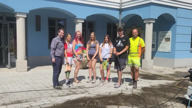 Bürgermeister Markus Burgstaller, Valentina Jaeschke, Ernestine Schaup, Lea Gruber, Lena-Marie Grassl, Christian Dammerer und Christian Zehetgruber bei der Grundreinigung in - und um das Dorfhaus. | Foto: Gemeinde Viehdorf