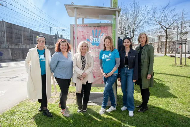 „StoP“-Aufkleber an einer Telefonzelle: v.l.: Maria Rösslhumer, Verein StoP; Doris Wlczek Spanring, StoP Stadt Salzburg; Sylvia Neureiter, StoP Aigen&amp; Parsch; Elif Ceviz, Leiterin Internationales Jugendzentrum Get2gether; Antje Kindler-Koch, Diakoniewerk Bewohnerservice Leitung -Stadtteil- und Quartierarbeit Diakoniewerk | Foto: Stadt Salzburg/Rocio Escabosa