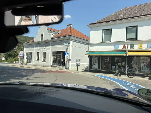 Und den Schutzweg nicht verstellen. Und wer rechts abbiegt: Blinker setzen. | Foto: Lauren Fahrenberger / MeinBezirk