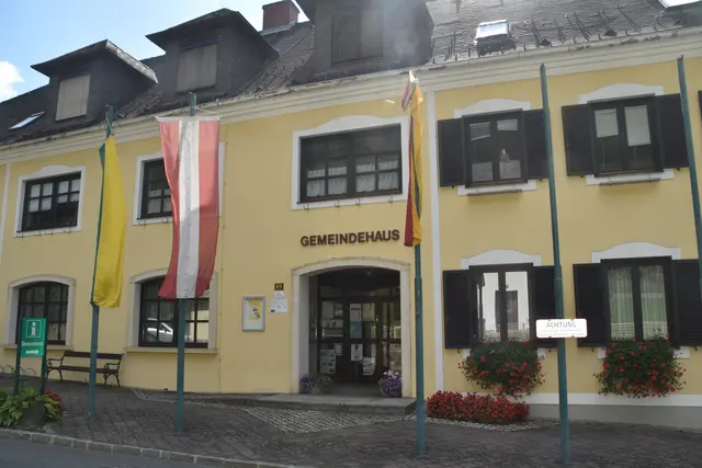 Der Verkauf des alten Gemeindeamtes in Neuhaus am Klausenbach ist geplatzt. Bürgermeisterin Monika Pock muss sich auf die Suche nach einem neuen Käufer machen.  | Foto: Martin Wurglits