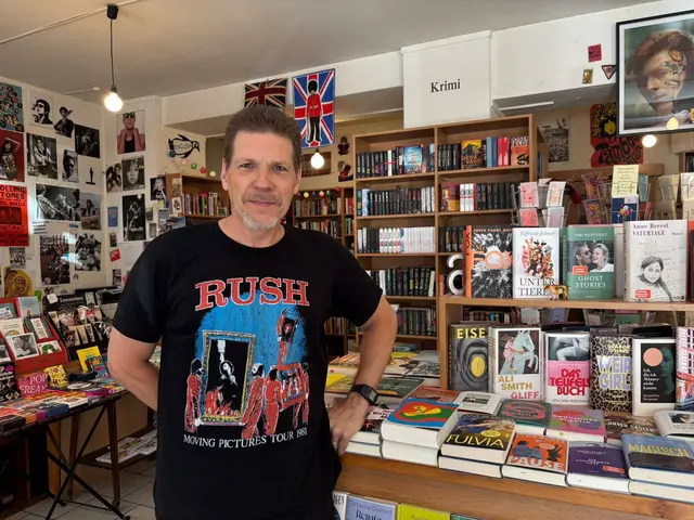 "Wenn ich die Bücherkisten, die ich geliefert bekomme, öffne und neue Titel darin sehe, dann ist das einfach etwas Tolles", erzählt Bernhard Bastien, Mitinhaber der Buchhandlung Lerchenfeld. | Foto: Pia Rotter/MeinBezirk