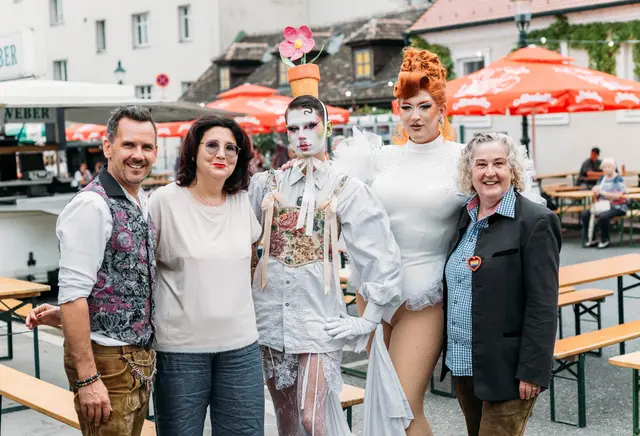 Queer-Moments Gründerin Ortrun Gauper (r.) organisiert das Queer Frühschoppen zum dritten Mal.  | Foto: Queer Moments