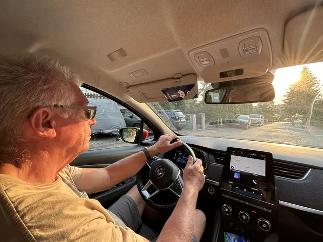 Harald Leitgeb führt seit 43 Jahren die Fahrschule in Neulengbach. Mit MeinBezirk macht er eine Testfahrt und zeigt die gefährlichsten Straßen. | Foto: Lauren Fahrenberger / MeinBezirk