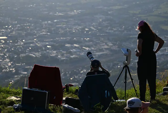 Personen warten auf dem Gaisberg auf den Beginn der partiellen Sonnenfinsternis über Österreich. | Foto: APA-Images / APA / BARBARA GINDL