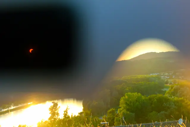 Nochmals experimentell: Unten der Salmsee beim Pulgarner Kieswerk, darüber die teilverdeckte Sonne im Fenster der Schutzbrille | Foto: Eckhart Herbe