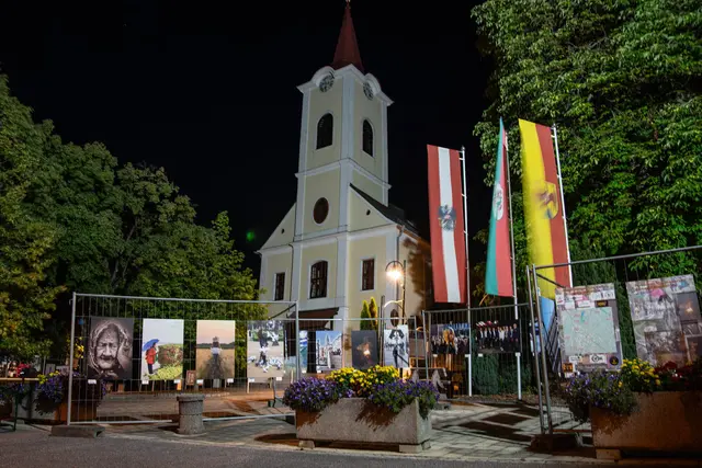 Noch bis zum 6. September ist zwischen Kirche und Feuerwehr in Maria Bild eine Freiluftfotoausstellung zu sehen.  | Foto: Florian Deutsch