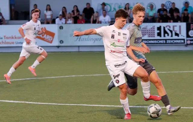 Nedim Tekesic (Nr. 11) traf am Dienstagabend gegen Bad Ischl im Doppelpack. Im Hintergrund links: Christopher Prass, der mit Gelb/Rot vom Platz flog. | Foto: MeinBezirk Freistadt