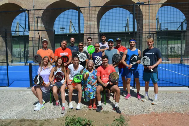 Präsidentin Karin Ofner mit den Teilnehmenden der ersten burgenländischen Übungsleiter Padel sowie den Referenten Álvaro Dionis und Martin Horvath. | Foto: Sportunion Burgenland