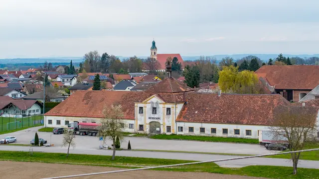 Auch der Parkplatz vor dem Stiftsmeierhof in Reichersberg soll teilweise entsiegelt werden. | Foto: D.fokus