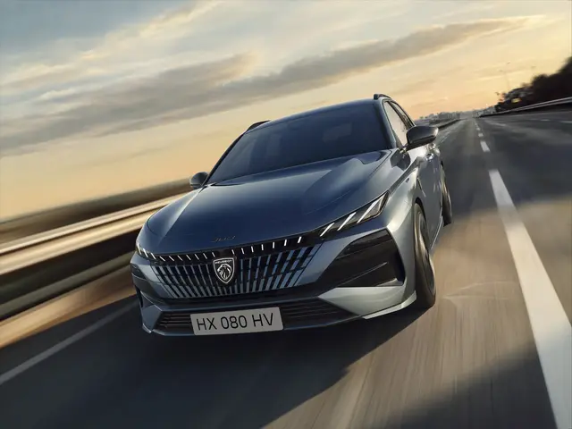 Ein fescher, eleganter praktischer Kombi mit gutem Platzangebot, der Peugeot 308 SW. Wahlweise als Elektro, Hybrid, Diesel, Plug-in-Hybrid. | Foto: Peugeot