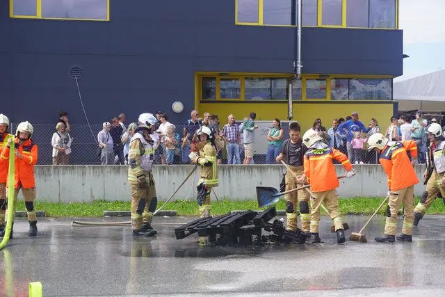 Neben allen anderen Attraktionen gibt es beim Hallenfest in Völs auch "Feuerwehr zum Anfassen"! | Foto: AMG