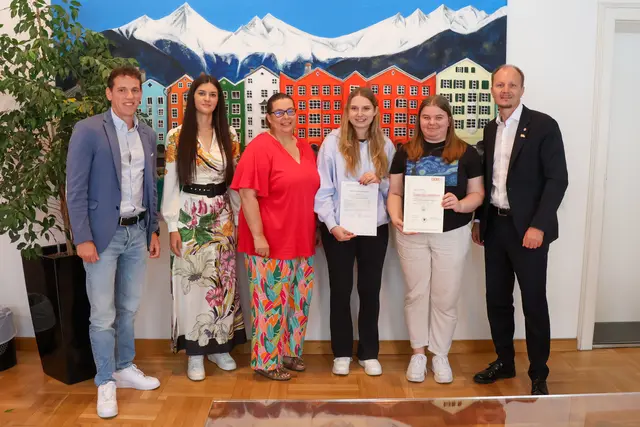 Manuel Kofler (Lehrlingsausbildner Lara Glantschnig), Verena Stuppner, Lehrlingsbeauftragte Sabine Flossmann, Lara Glantschnig, Hannah Thurnes und Bürgermeister Johannes Anzengruber freuen sich über die tollen Leistungen der Lehrlinge. | Foto: © Stadt Innsbruck/D. Jäger